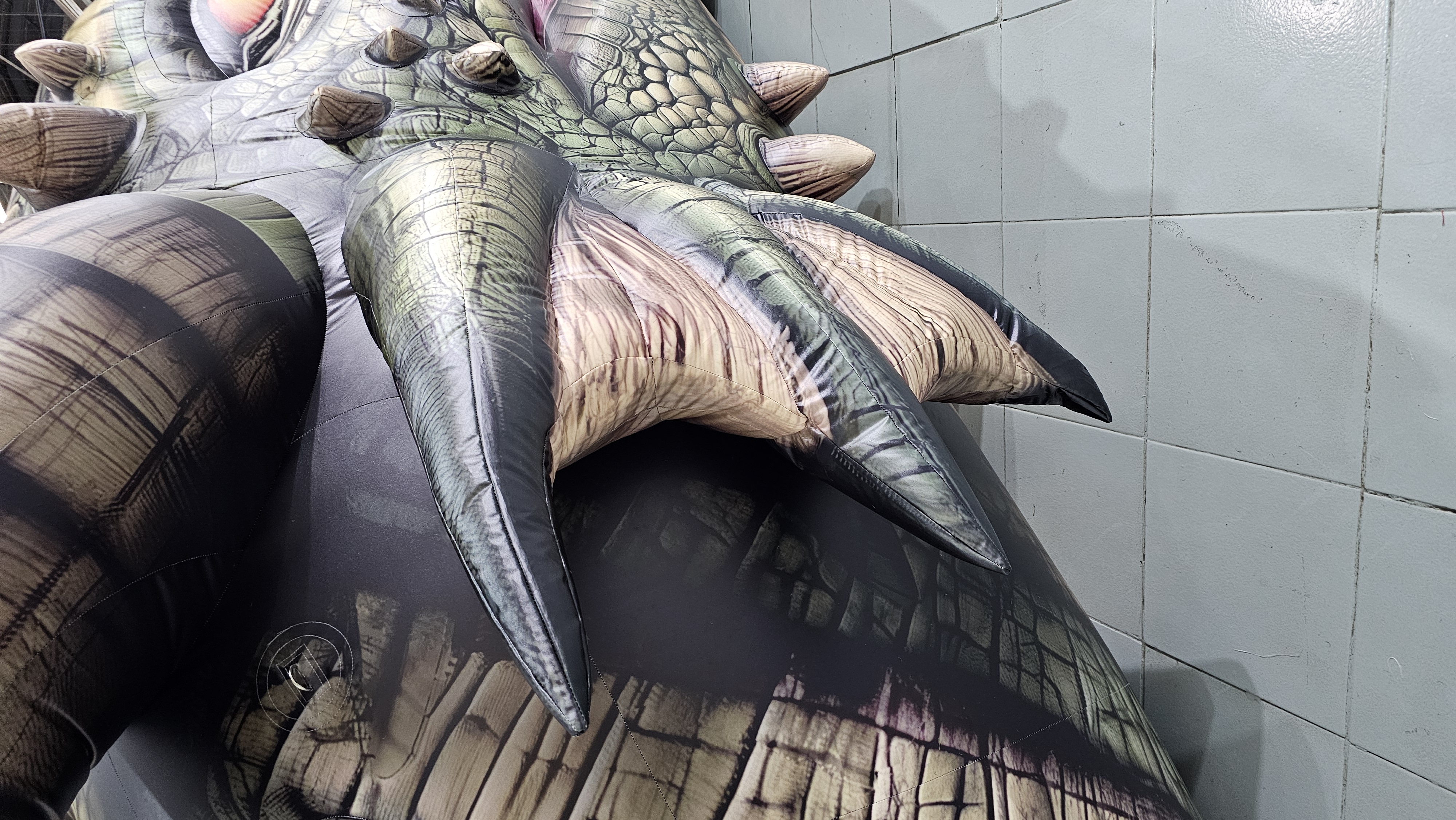 Detalhe das peças costuradas e dos espinhos do dragão inflável